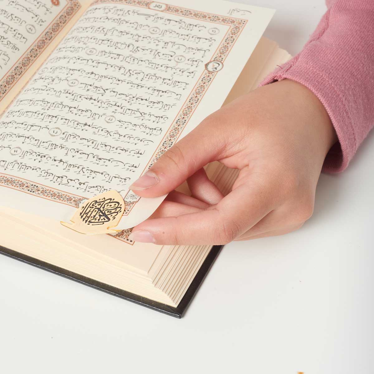 Quran bogmærke som skjold - 24 karat guldbelægning