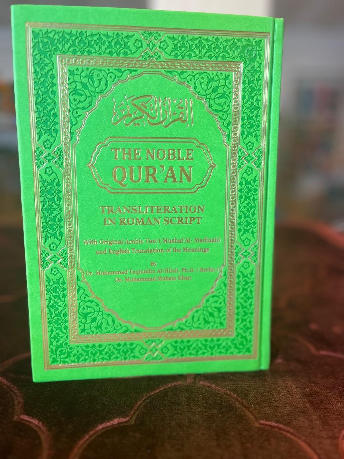 The Noble Qur'an RAINBOW Transliteration in Roman Script (17x24 cm) – Uthmani (Mushaf Al-Madina) – Regnbue – Lædercover
