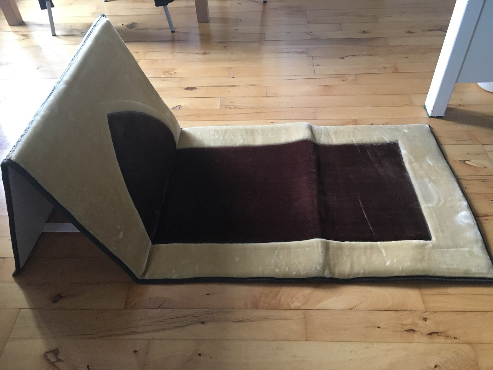 Bedetæppe med ryglæn i blødt velour