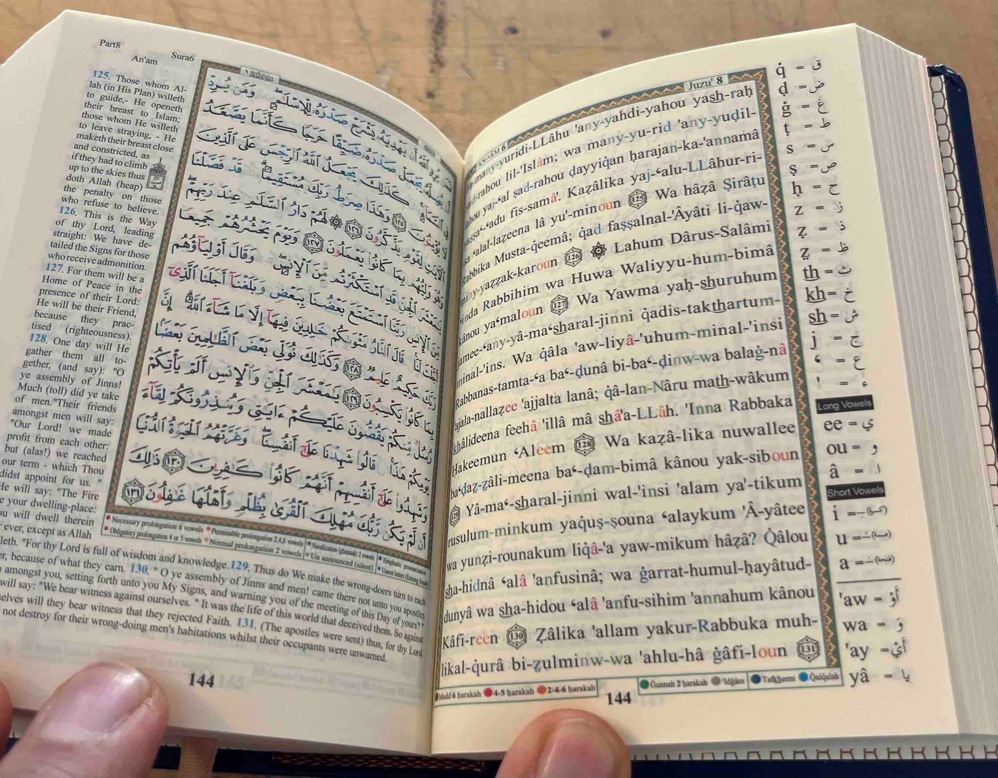 Tajweed Quran med engelsk oversættelse og transliteration (lomme)